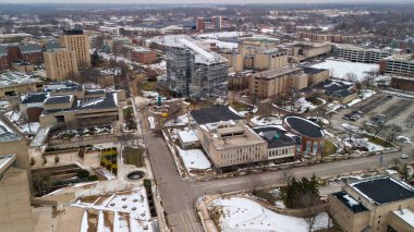 Akron Ohio 'nun kışın şehir merkezindeki insansız hava görüntüsü.