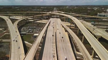 Otobanın üstündeki üst geçitlerle hava ters hareketi