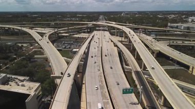 Yükseltilmiş rampalar ve hareket eden trafik havası ile çevre yolu kavşağı