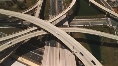 En tepeden aşağıya çok katmanlı otoyol kavşağı hareket halindeki trafik ile