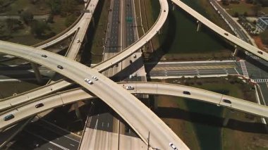 Eğri üst geçitler ve trafik ile hava yolu kavşağını kapat