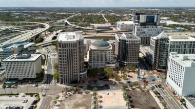 Orlando şehir merkezi antenli şehir binaları ve otoyol kavşağı