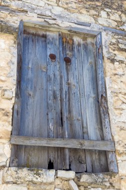 Eski ahşap kapılar eski bir ambarda mavi
