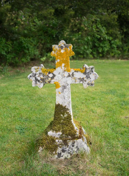 Altes Steinkreuz auf Friedhof — Stockfoto