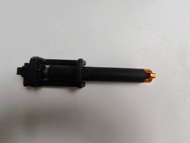 Beyaz arka planda eski model metal bir boru.