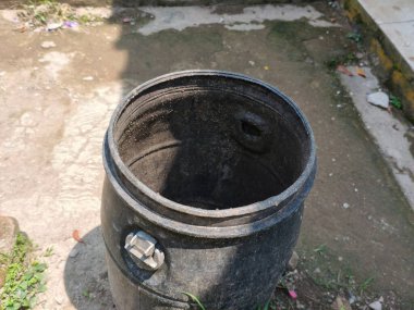 Paslı bir namlunun yakın çekimi.