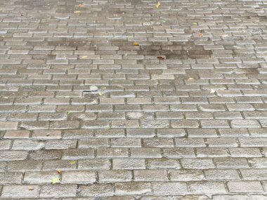 Bir sürü taşı olan eski taş bir duvar.