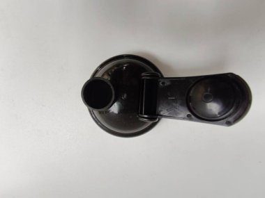 Bir çift siyah beyaz dürbünün fotoğrafı.