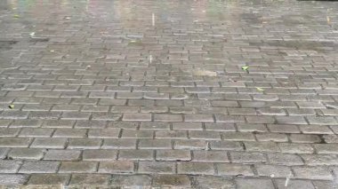 Beyaz bir tuğla bloğun fotoğrafı.