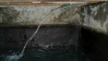 Çamaşır odasında akan musluk suyu..