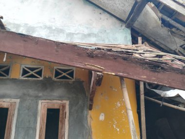 Şehirde terk edilmiş eski bir ev.