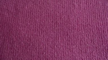 Yumuşak örülmüş kaşmir kumaş, leylak renginde, yumuşak lifler ve hoş bir doku gösteriyor. Lüks moda tasarımı, arka planlar, tekstil katalogları, marka modellemeleri ve rahat yaşam tarzı görselleri için ideal. Yüksek kaliteli w 'yi göstermek için mükemmel.