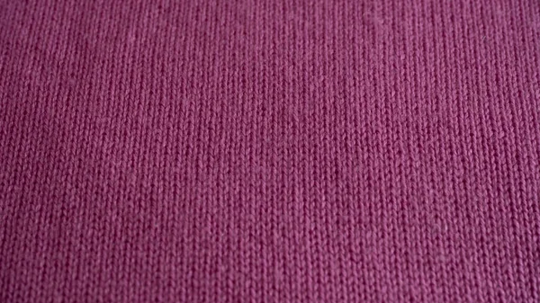 Yumuşak örülmüş kaşmir kumaş, leylak renginde, yumuşak lifler ve hoş bir doku gösteriyor. Lüks moda tasarımı, arka planlar, tekstil katalogları, marka modellemeleri ve rahat yaşam tarzı görselleri için ideal. Yüksek kaliteli w 'yi göstermek için mükemmel.