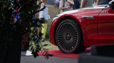 Wroclaw, Polonya, 24 Ağustos 2025. Kırmızı bir Alpina arabası, klasik ve modern araçların yer aldığı Zamek Topacz 'daki MotoClassic Wroclaw sırasında kırmızı halıda sergilendi.