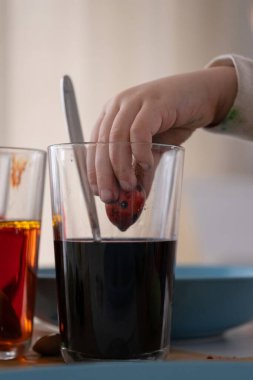 Paskalya yumurtalarını evde boyayan çocukları yakalayan parlak ve doğal bir dizi. Gün ışığında yumurtaları renkli boya bardaklarına batıran, boyalı parmaklar ve yumurtaları bitiren ellerin yakın plan görüntüsü Paskalya yaratıcılığının tüm hikayesini anlatır. Illu için ideal.