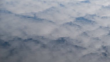 Sakin bir su yüzeyinde hafif dalgalı bulutlu gökyüzünün yansıması. Minimalist doğal doku, doğanın sükunetini ve akıcılığını yansıtıyor. Özgeçmiş, tasarım projeleri, sağIık ve farkındalık kavramları veya eko-temalı görseller için mükemmel