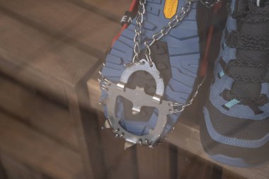 Krakow, Polonya, Kasım 2025. Metal kış çekiş çivileri olan yürüyüş botları açık hava vitrininde sergileniyor..