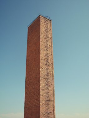 Uzun boylu tuğla baca