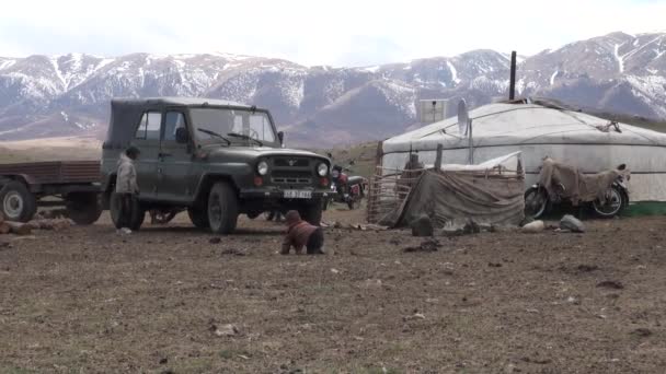 Μογγολικό παιδιά. Αυτοκίνητο και yurt — Αρχείο Βίντεο