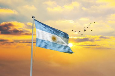 Güneşin doğuşunda rüzgarda dalgalanan uruguay bayrağı.