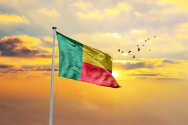 Güneşli gökyüzü, yeşil ve sarı Belçika bayrağı