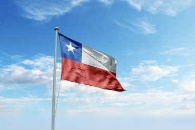 Şili bulutlu mavi gökyüzüne karşı bayrak sallıyor