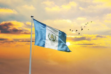 Guatemala bayrağı gökyüzünde. Ulusal sembolün ulusal bayrağı. en üstteki görünüm.