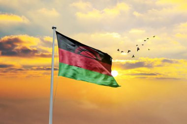 Gün batımında rüzgarda dalgalanan Malawi bayrağı