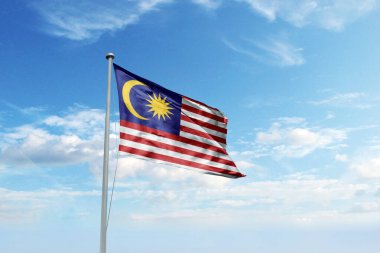 Gökyüzünde Malezya bayrağı. Bulutlu mavi gökyüzü.