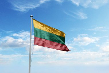 Bulutlu gökyüzünde Litvanya bayrağı