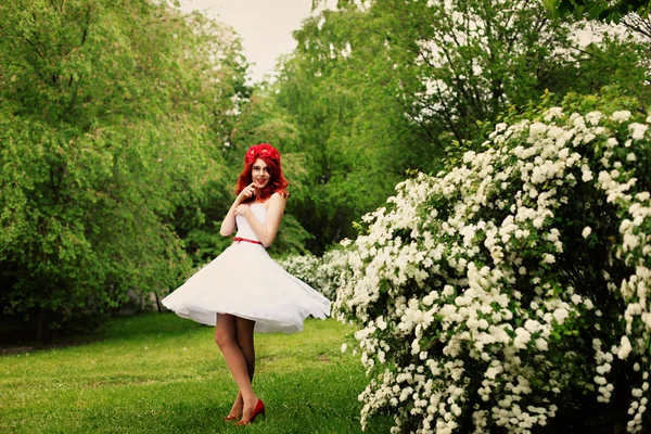 Красива дівчина (23 роки) в білій весільній сукні — стокове фото