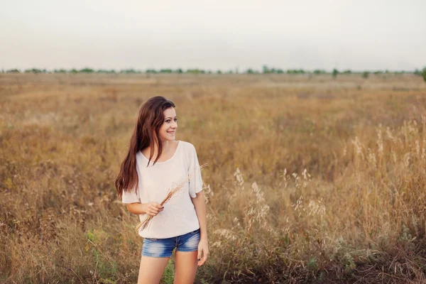 Chica joven al aire libre disfrutando de la naturaleza. Belleza adolescente morena — Foto de Stock