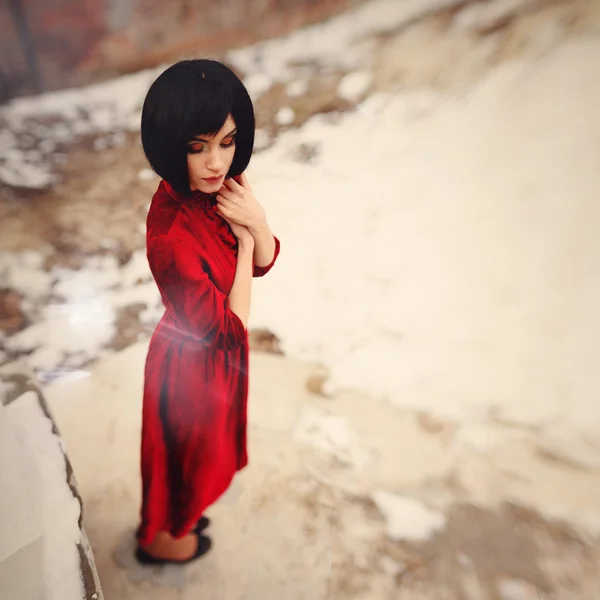 Дівчина брюнетка з коротким волоссям в червоній вінтажній сукні — стокове фото