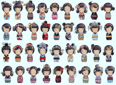 Japon Kokeshi tarzında oyuncak bebekler. Farklı yüzleri, saç stilleri ve kostümleri olan bir sürü oyuncak. Beyaz arkaplanda tasarım ögeleri.