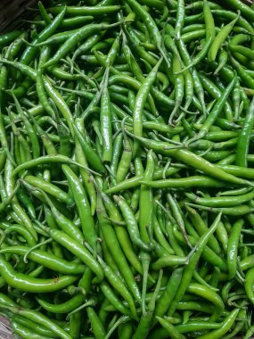 Yeşil biber günlük yemek ve baharat karışımlarında kullanılan taze taze sebzeleri temsil eder.