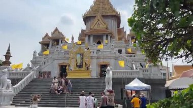 Bangkok Tayland 'daki tarihi altın tapınak. Karmaşık mimari yapılar ve ikonik Budist dini mekan ve turistik merkezleri temsil eden kültürel detaylar içeriyor..