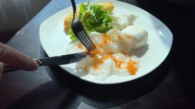 Geleneksel Vietnam usulü çıtır çıtır pirinç krepi Banh Trang Nuong üzerine kurutulmuş et ve salata ekmeği ve yumurta ile servis edilen yerel sokak yemeği kültürü..