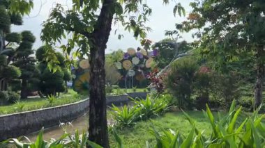 Grand World Phu Quoc, Phu Quoc Adası Vietnam 'da, renkli Avrupa tarzı mimari kanalları gondol gezileri ve sokak yiyecek bölgelerinin yer aldığı canlı bir 24 saat eğlence ve alışveriş merkezidir..