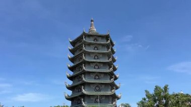 Son Tra Yarımadası Da Nang Vietnam 'daki Linh Ung Pagoda' da yeşil kiremitli çatılar ve dağ manzaralı panoramik manzaralı beyaz heykeller şehir ve deniz huzurlu ruhsal ve kültürel siteler yer alıyor..