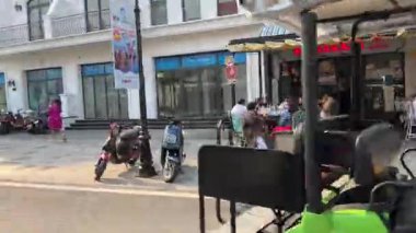 Phu Quoc Adası Vietnam 'daki eğlence ve alışveriş kompleksinde renkli Avrupa tarzı mimari kanalları gondol gezileri ve sokak yiyecek bölgeleri yer alıyor. Büyük Dünya Phu Quoc 10.30.2025