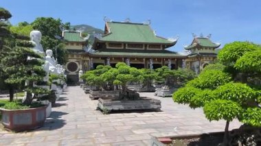 Son Tra Yarımadası Da Nang Vietnam 'daki Linh Ung Pagoda' da yeşil kiremitli çatılar ve dağ manzaralı panoramik manzaralı beyaz heykeller şehir ve deniz huzurlu ruhsal ve kültürel siteler yer alıyor..