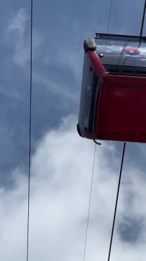 Parlak teleferikler yemyeşil dağların üzerinde süzülüyor ve Da Nang Vietnam 'ın hareketli caddeleri Ba Na Hills tatil köyü ve çevre kentsel ve doğal manzaraların çarpıcı hava manzaralarını sunuyor.