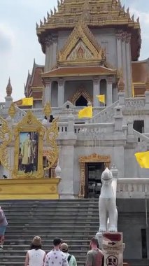Bangkok Tayland 'daki tarihi altın tapınak. Karmaşık mimari yapılar ve ikonik Budist dini mekan ve turistik merkezleri temsil eden kültürel detaylar içeriyor..