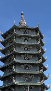 Son Tra Yarımadası 'ndaki Linh Ung Pagoda' da yeşil kiremitli çatılar ve dağ kenti ve deniz manzaralı panoramik beyaz heykeller sergileniyor. Huzurlu ruhsal ve kültürel bölge Da Nang Vietnam 11.06.2025