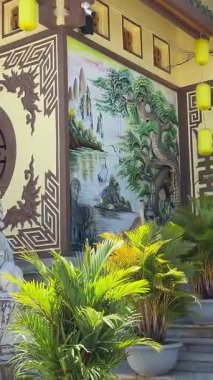 Son Tra Yarımadası 'ndaki Linh Ung Pagoda' da yeşil kiremitli çatılar ve dağ kenti ve deniz manzaralı panoramik beyaz heykeller sergileniyor. Huzurlu ruhsal ve kültürel bölge Da Nang Vietnam 11.06.2025