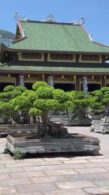 Son Tra Yarımadası 'ndaki Linh Ung Pagoda' da yeşil kiremitli çatılar ve dağ kenti ve deniz manzaralı panoramik beyaz heykeller sergileniyor. Huzurlu ruhsal ve kültürel bölge Da Nang Vietnam 11.06.2025