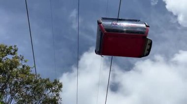 Parlak teleferikler yemyeşil dağların üzerinde süzülüyor ve Da Nang Vietnam 'ın hareketli caddeleri Ba Na Hills tatil köyü ve çevre kentsel ve doğal manzaraların çarpıcı hava manzaralarını sunuyor.