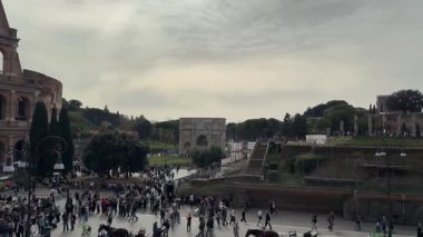 Roma, İtalya 'daki Colosseum' da antik mimari ve hareketli turistler 11.24.2025