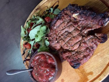 Fesleğenli İtalyan yemeği domates ve beyaz arka planda izole edilmiş biftek tabağında sığır filetosu. Yüksek kalite 