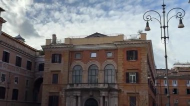 Roma sokaklarını, altında zarif kiliseler bulunan antik binalarla aydınlatacak canlı bir atmosfer ve otantik İtalyan mirasının ebedi cazibesi sunacak. Roma, İtalya 